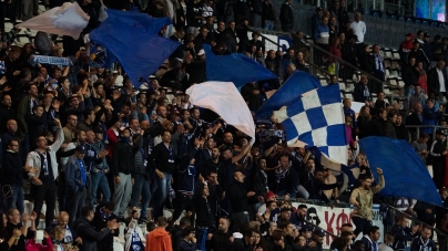 Les supporters du GF38 communiquent suite à leur départ du stade lors du dernier match